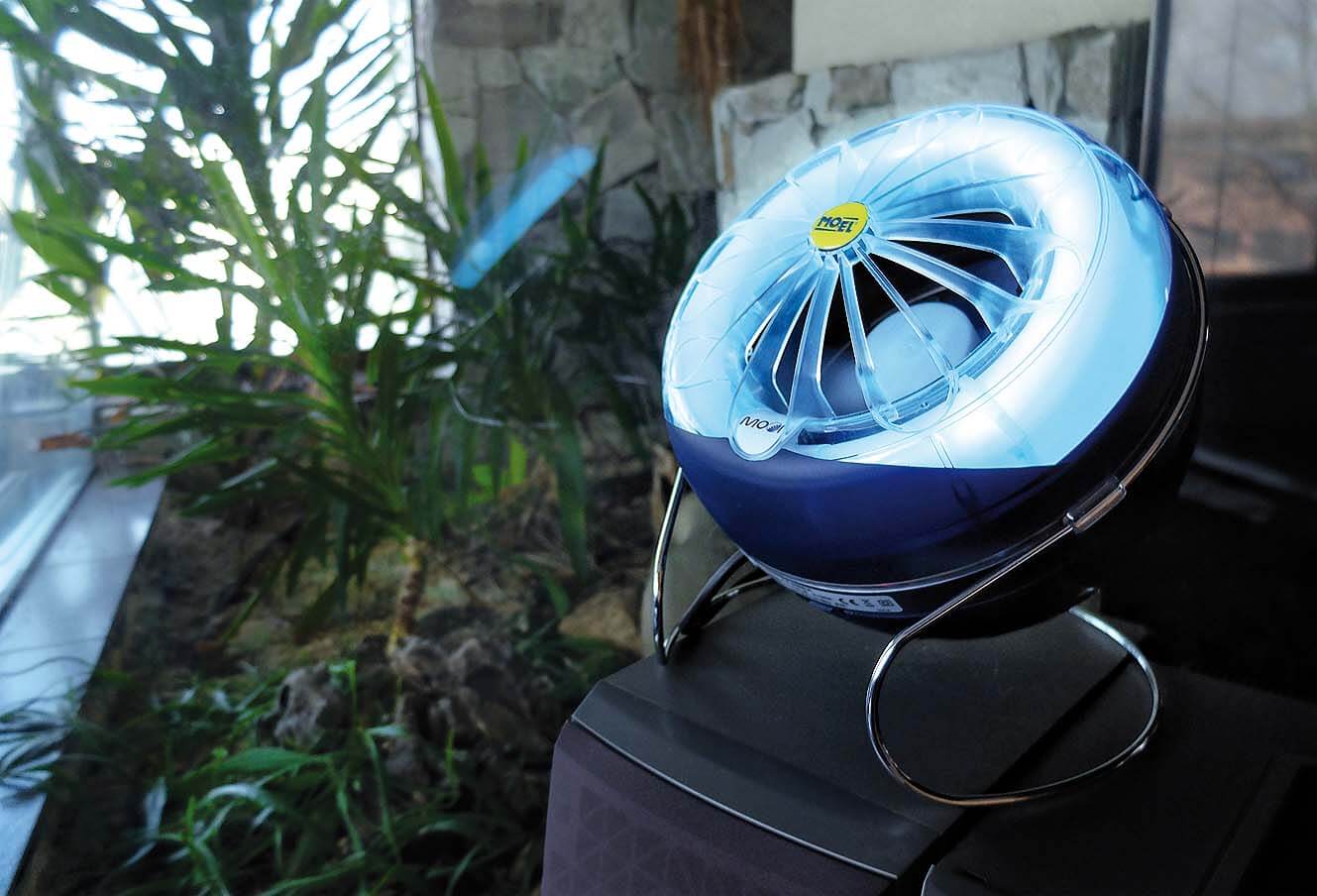 M3688 MOON Electric fan insect killer during operation